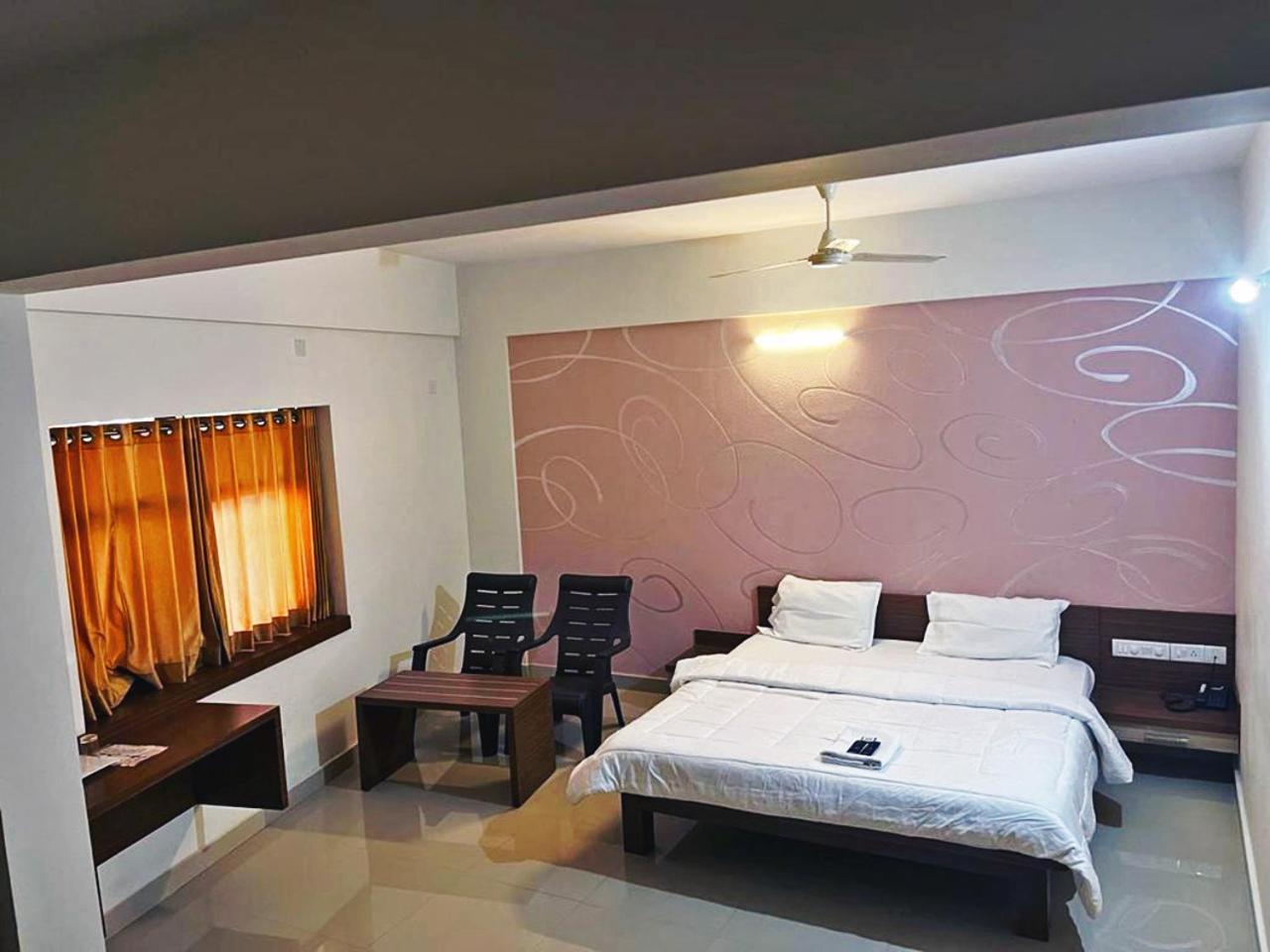 Hotel Radha Pangala Extérieur photo